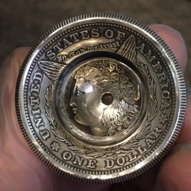 Morgan Sølvdollar veggklokke, elegant vintage dekorasjon som passer i stue eller kontor.