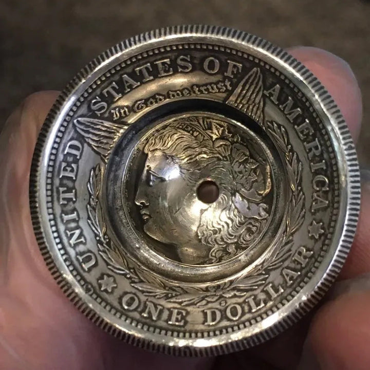 Morgan Sølvdollar veggklokke, elegant vintage dekorasjon som passer i stue eller kontor.