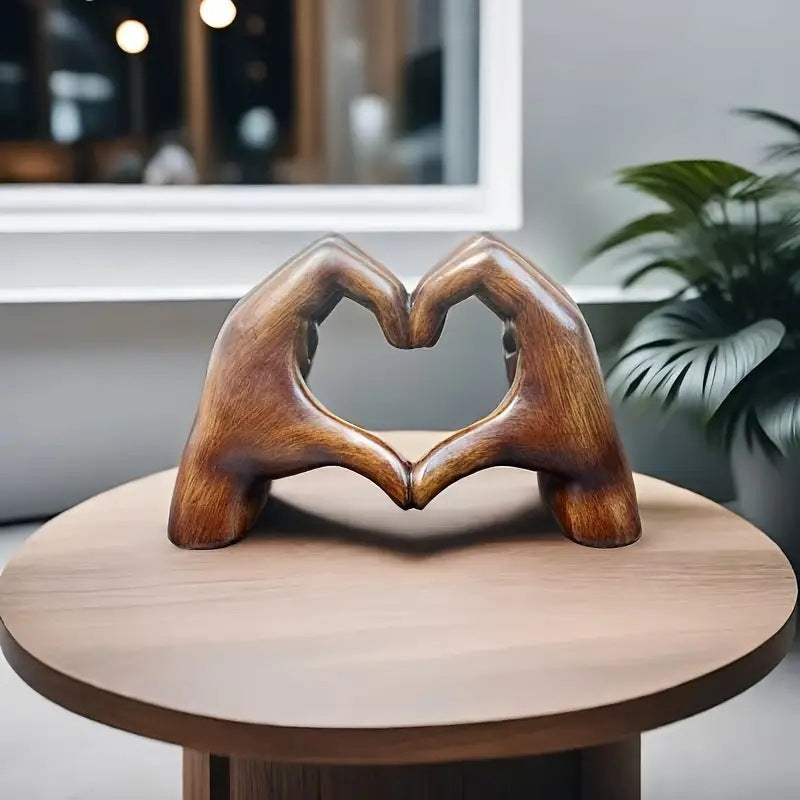 Moderne hjerte statuett i tre-look. Perfekt dekorasjon, symbol på kjærlighet for hjem og gave.