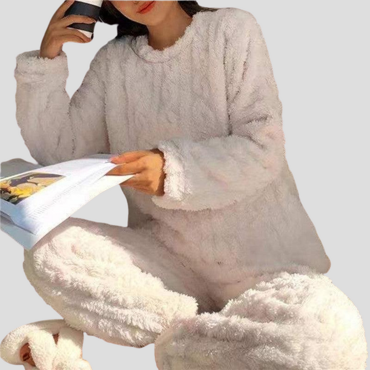 Koselig damer fleece pysjamas, perfekt sett for avslapning og komfortabelt hjemmetøy om vinteren.