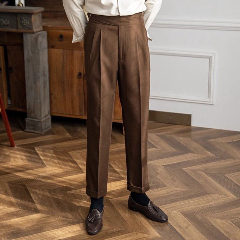 Menns dressbukse: Klassisk, elegant og med praktisk spenne for et raffinert utseende.