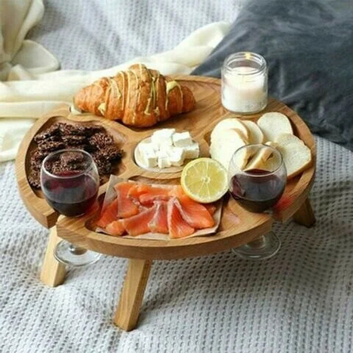 Elegant bærbart piknikbord i tre, ideelt som gave og serveringsbrett for utendørs hygge.