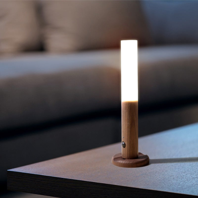 Bærbar og trådløs LED-vegglampe i tre. Oppladbar, dimbar med 360° rotasjon, ideell for alle rom.