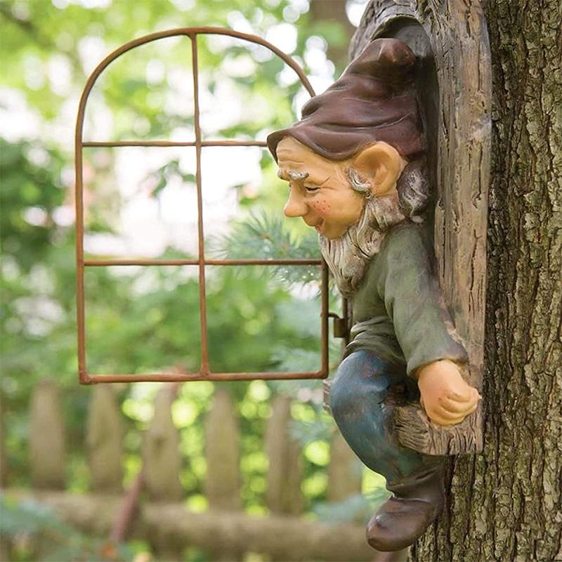 Værbestandig resin nissefigur, unik hagepynt og dekorasjon for et koselig utemiljø.