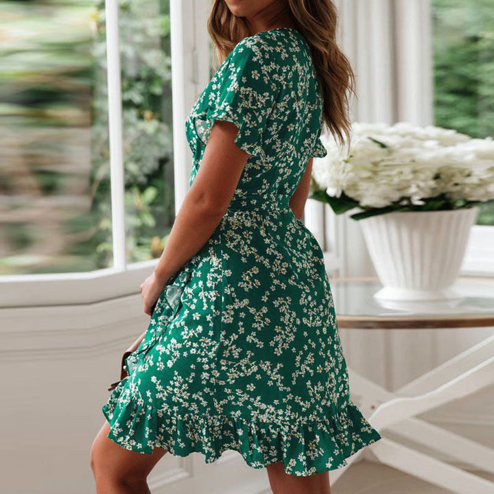 Elegant damekjole med V-hals og blomsterprint, A-linje snitt. Perfekt som sommer- eller festkjole.