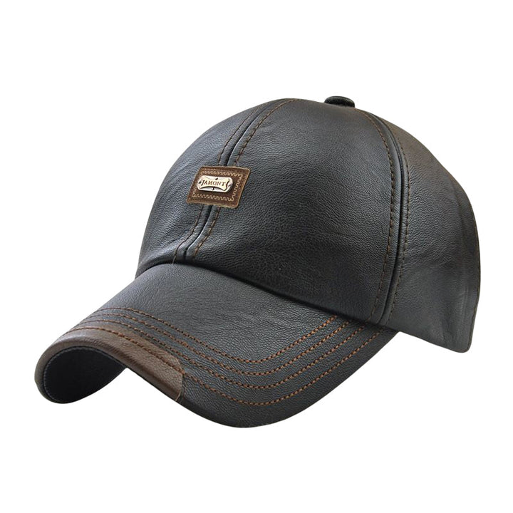 Detalj av den justerbare stroppen på den svarte unisex skinncapsen i PU-lær for perfekt passform.