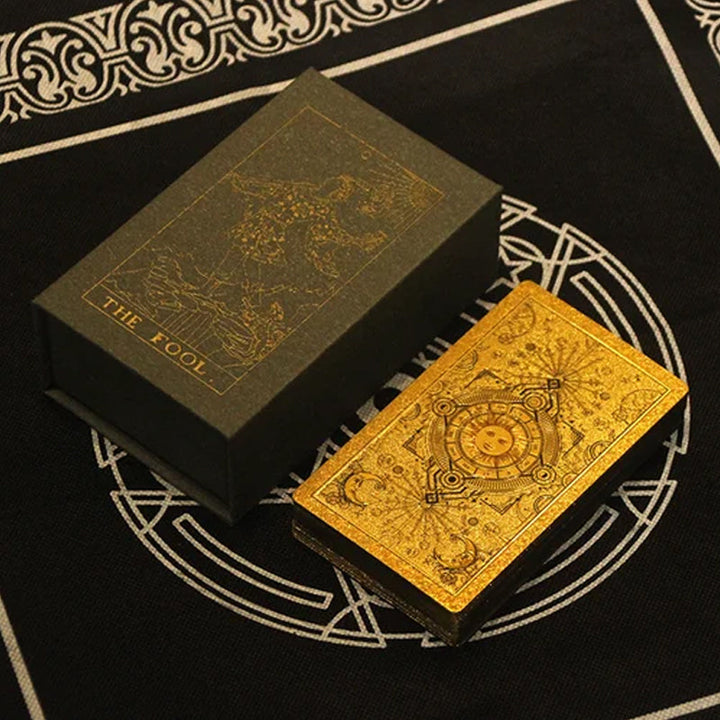 Gullfolierte tarotkort sett for esoterisk veiledning og spirituell oppvåkning.