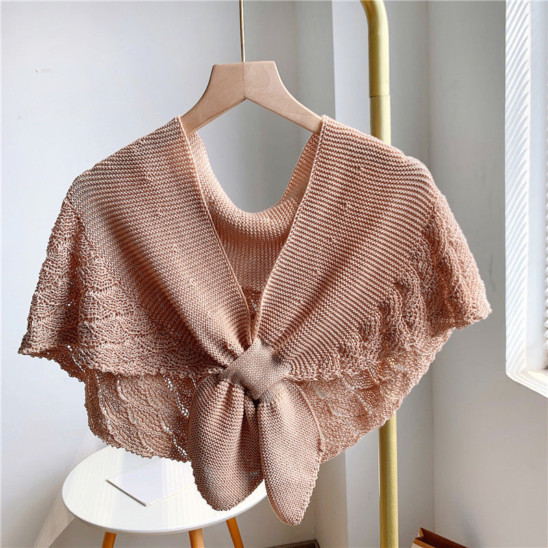 Elegant kvinneskjerf med fiskehale, strikket i høy kvalitet polyester.