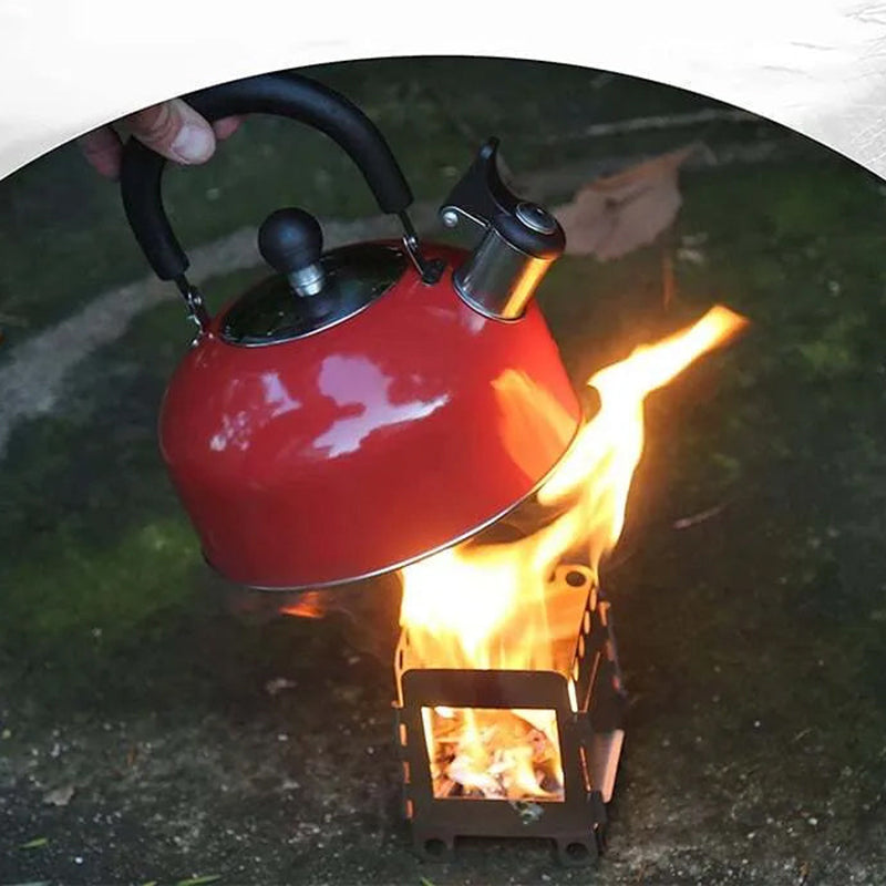 Detalj av det bærbare grillsettet i rustfritt stål, klart til bruk for mattilberedning utendørs på tur.