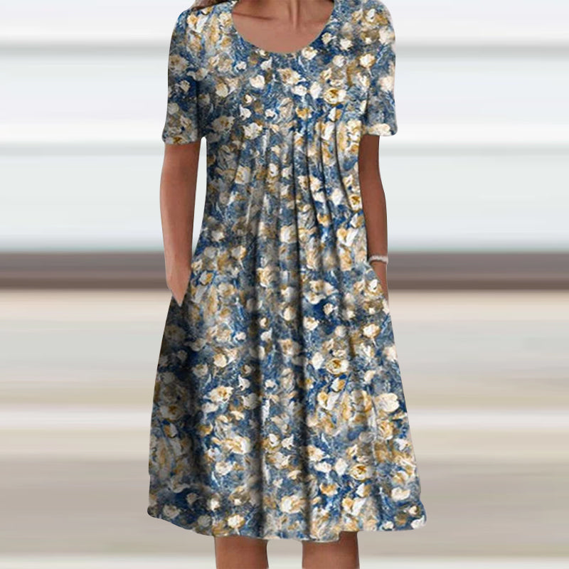 Blomstret hverdagskjole for kvinner. Kort erm, polyester, perfekt som fritidskjole eller sommerkjole.