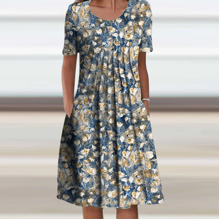Blomstret hverdagskjole for kvinner. Kort erm, polyester, perfekt som fritidskjole eller sommerkjole.