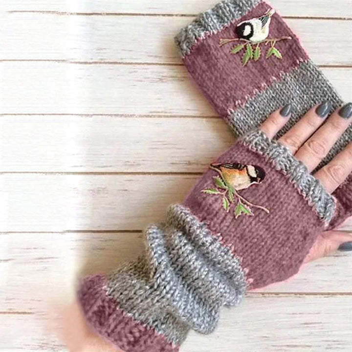 Praktiske fingerløse strikkehansker med fargerikt patchwork-broderi. Varme unisex tilbehør for vinteren.