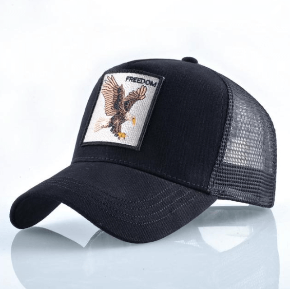 Pustende Frihet baseballcap med netting og justerbar stropp. Ideell for solbeskyttelse og sommerbruk.