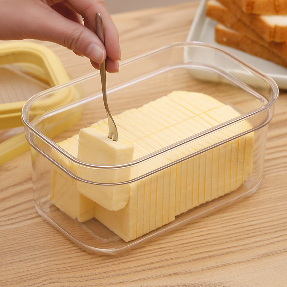 Smørboks for kjøleskap. Holder smøret friskt og har et skjærenett for nøyaktig porsjonering.