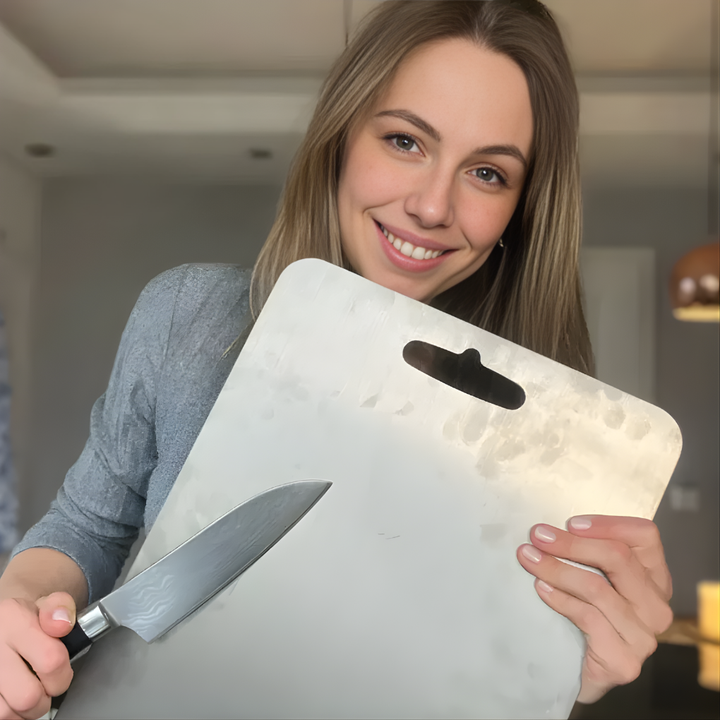 Slitesterkt skjærebrett i titan og rustfritt stål, knivvennlig og hygienisk for langvarig bruk på kjøkkenet.