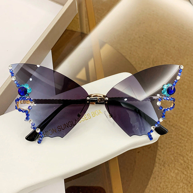 Lekker sommerfugl solbrille for kvinner med skinnende diamantdetaljer og UV400 beskyttelse.