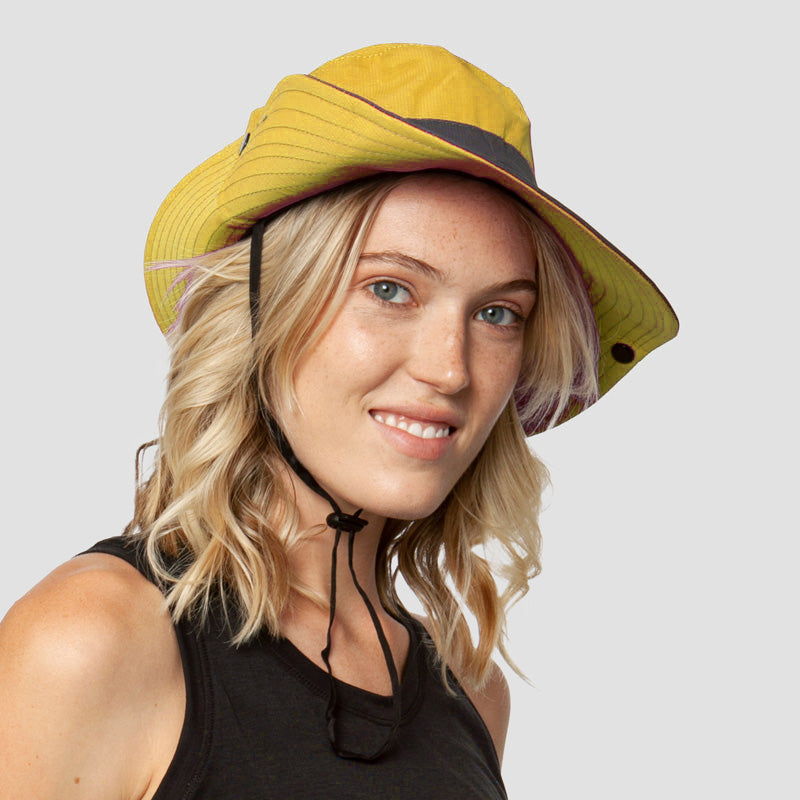 Sommerlig sammenleggbar solhatt i pustende materiale, med god UV-beskyttelse for hodeplagg.