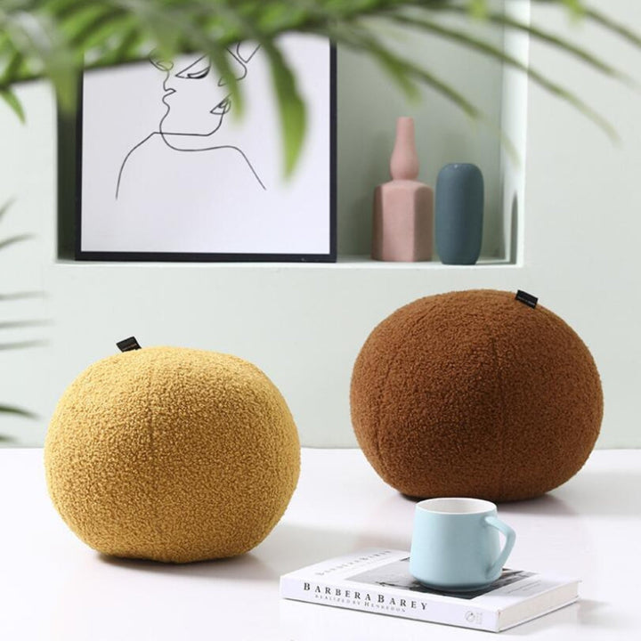 Elegant, rund bouclépute. Myk dekorpute som gir et moderne preg til interiøret i stue eller soverom.