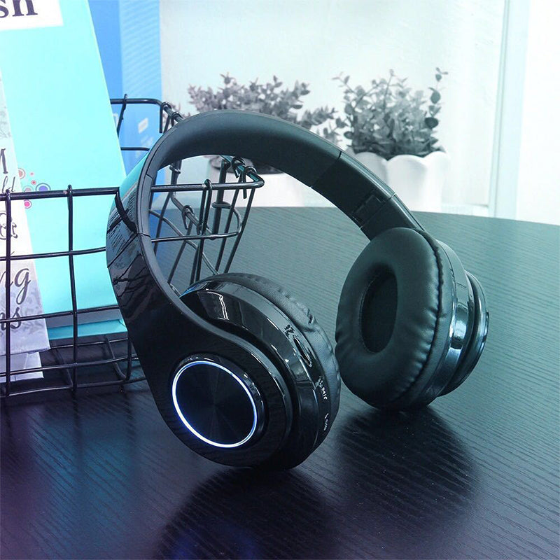 Ergonomiske trådløse headset med støyreduksjon og levende RGB-lys. Maksimal komfort for lang bruk.
