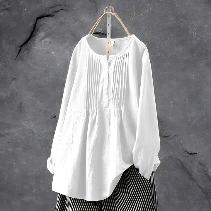 Elegant håndlaget damebluse med løs passform. Komfortabel og stilren kvinnebluse, ideell for vår- og sommerdager.