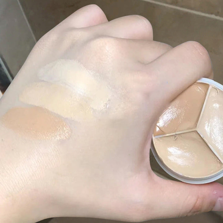 Før/etter-bilde: Trefarget Concealer eliminerer mørkeringer under øynene for en våken, frisk glød.