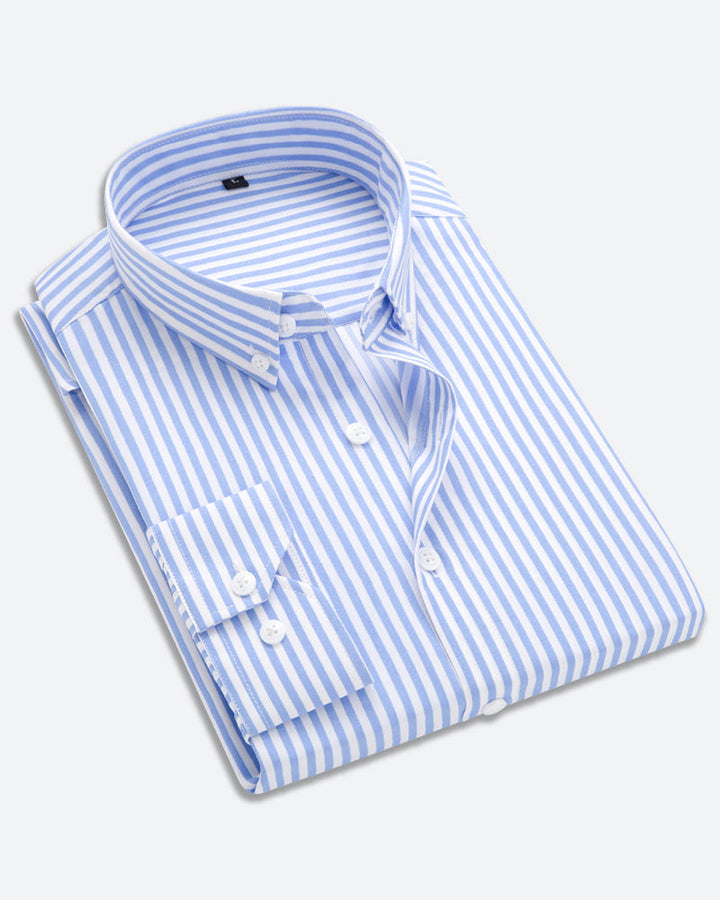 Polyester herreskjorte, vertikale striper, slim fit. Komfortabel, rynkebestandig og lett å vedlikeholde.
