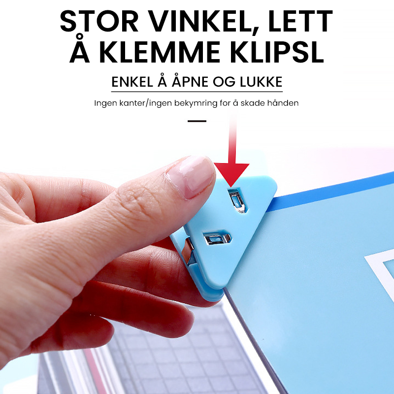 Organisert mappe med papir sikret av 5 trekantede hjørneklips, perfekt for studenter og kontor.