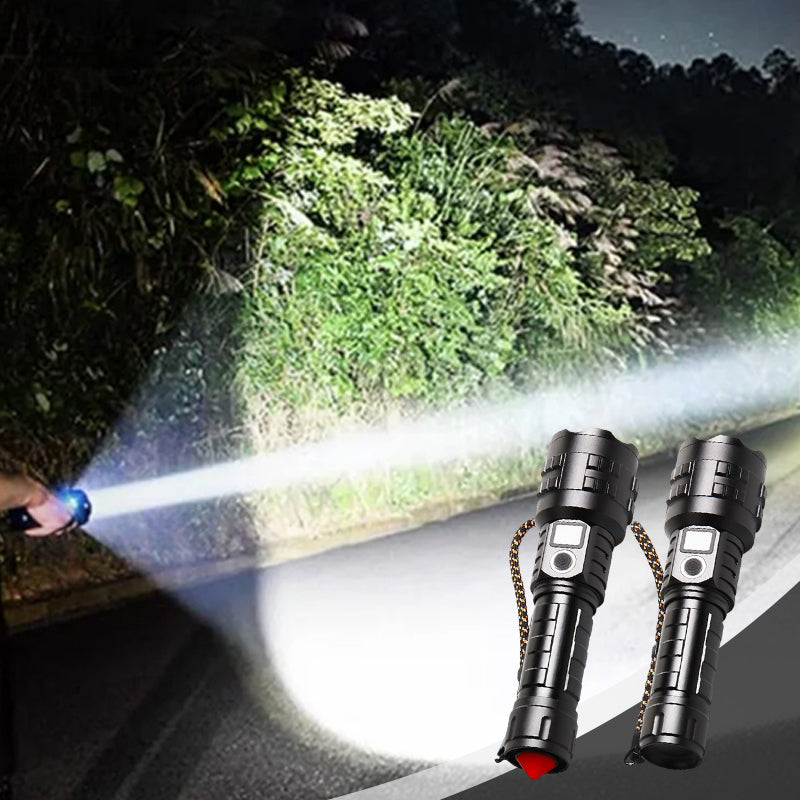 Vanntett LED-lommelykt (2400 lumen) delvis nedsenket i vann. Robust design for tøffe forhold.