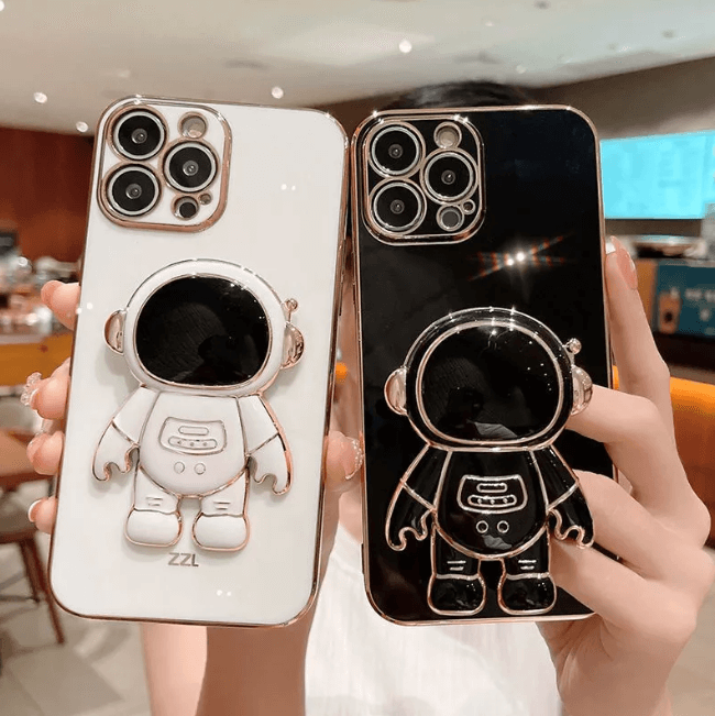 Kreativt astronaut deksel for iPhone. Kombinerer stil, mobilbeskyttelse og praktisk stativ.