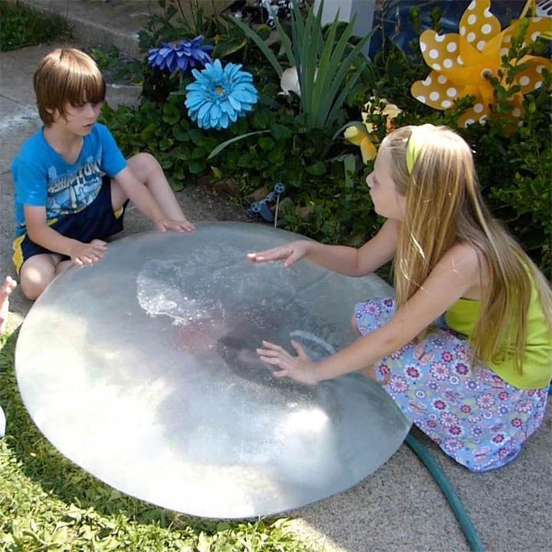 En gjennomsiktig gigantisk oppblåsbar bubble ball laget av rivbestandig TPR for barnas utelek.