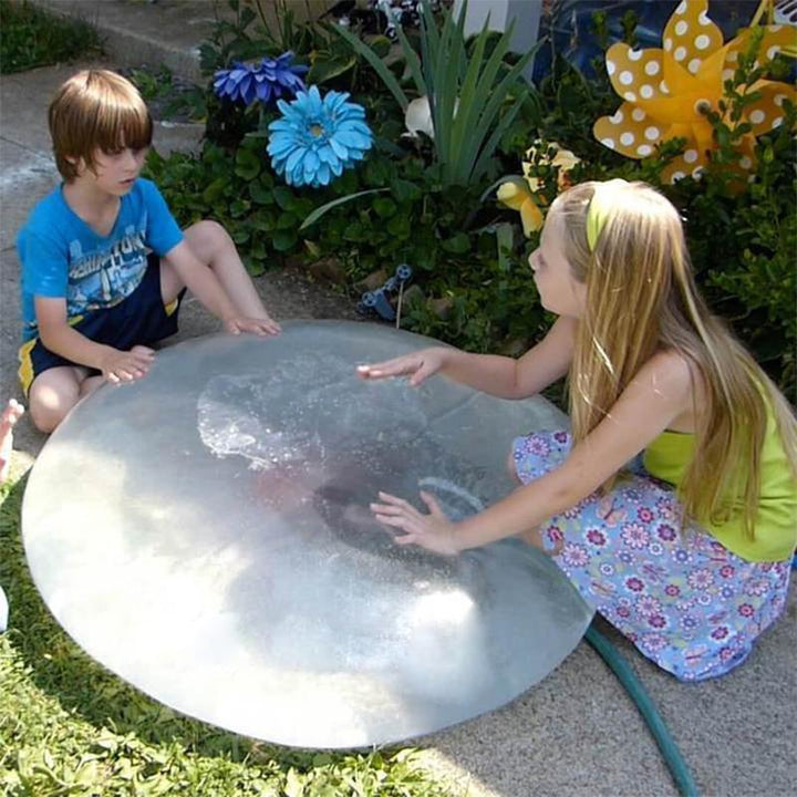 En gjennomsiktig gigantisk oppblåsbar bubble ball laget av rivbestandig TPR for barnas utelek.