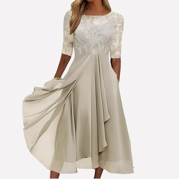 Elegant kvinners kveldskjole med blomsterblonder og chiffon. Perfekt for formelle anledninger og selskaper.