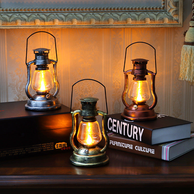 Rustfarget retro LED parafinlampe. Solcelledrevet utendørs stemningslys.