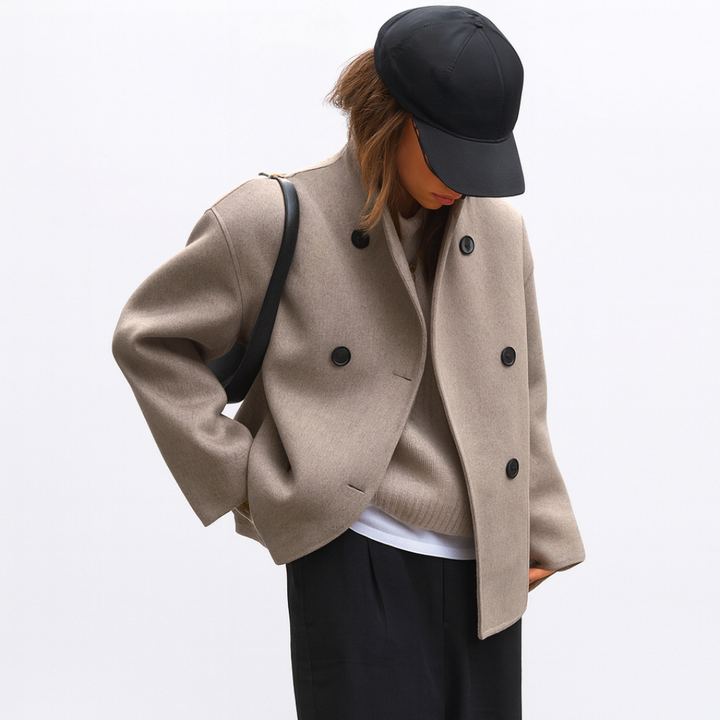 Damejakke i taupe, kort modell. Tidløs stil for hverdag, en moderne vår- og høstjakke.