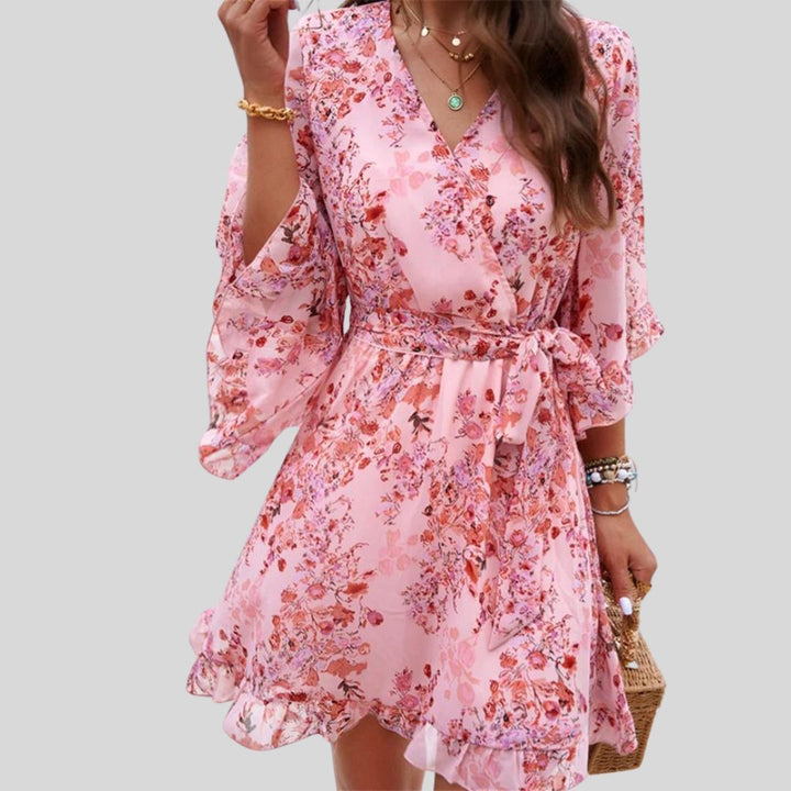 Elegant damekjole: slå-om-kjole i blomstermønster, lett og luftig stoff for en sofistikert look. [[lstfy-media:13]]