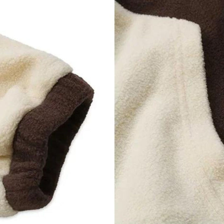 Dame fleecejakke med hette i brunt lappeteppedesign. Praktisk og stilig yttertøy for casual dager.