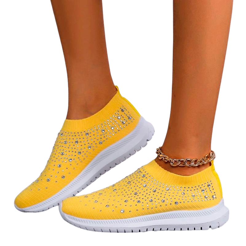 Praktiske dame fritidssko med krystaller. Pustende slip-on design for komfort og rask påkledning.