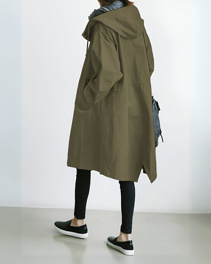 Tidløs trenchcoat for kvinner med praktisk hette, ideell høstjakke og vinterjakke.