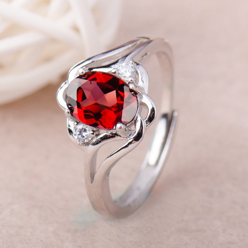 Personlig fødselsstein ring med elegant design, et vakkert smykke og gaveidé for damer.