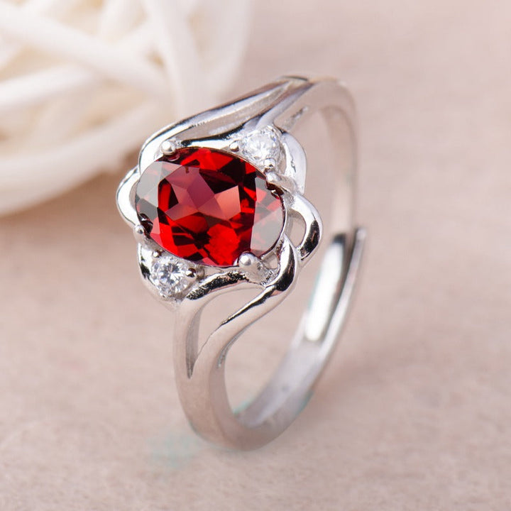 Personlig fødselsstein ring med elegant design, et vakkert smykke og gaveidé for damer.