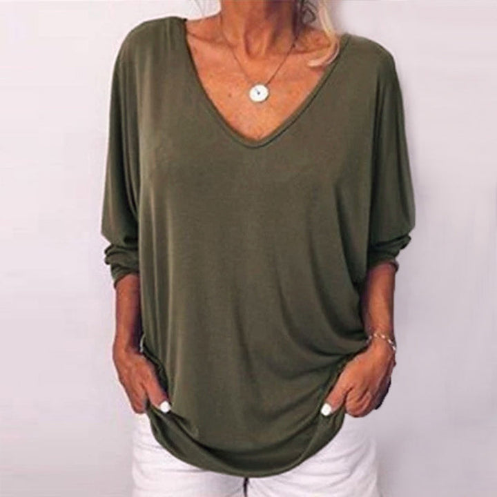 Komfortabel og myk v-hals bluse for kvinner, med 3/4 ermer og elegante ryggknapper. Ensfarget fritidstopp.