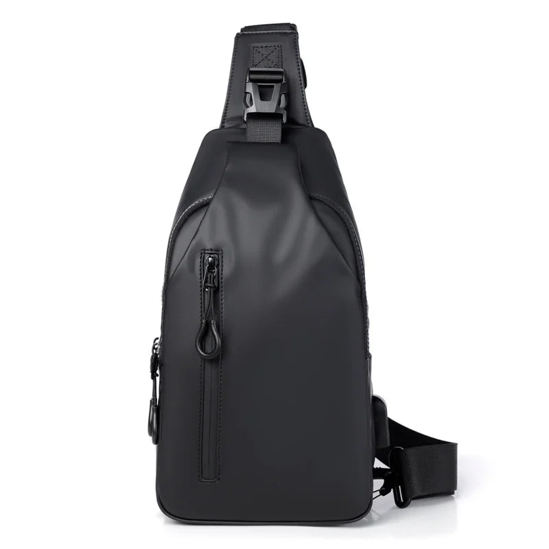 Modell bærer crossbody-vesken på ryggen/siden. Viser komfort og passform.