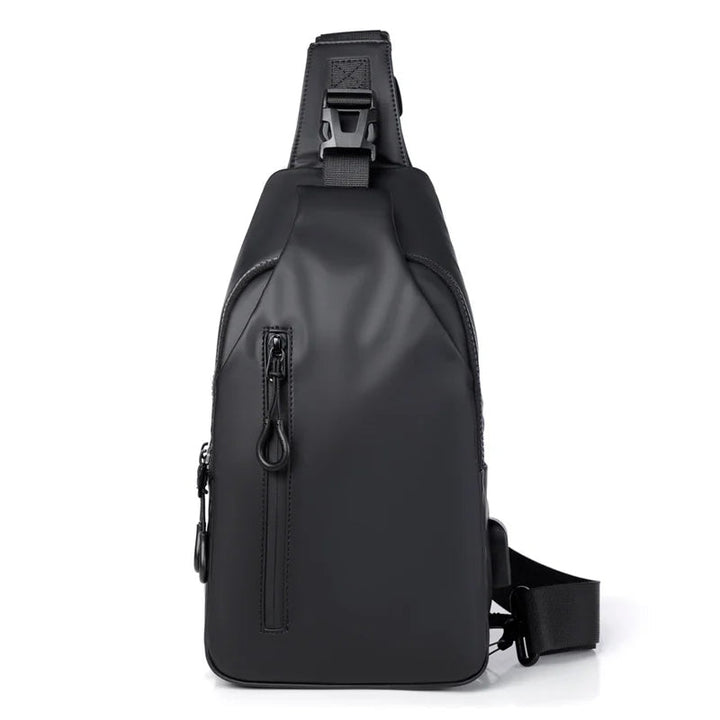 Modell bærer crossbody-vesken på ryggen/siden. Viser komfort og passform.