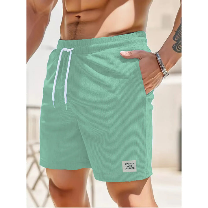 Stilige mennsshorts for sommerbruk, med avslappet design og snorliv. Ideell for utendørsaktiviteter.
