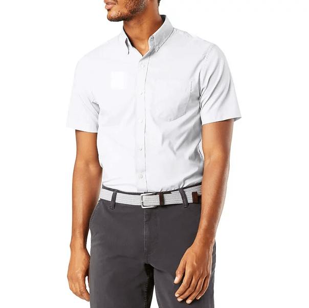 Mann i menns poloskjorte og shorts. Komfortabel, stilig sommerstil for fritidsbruk og herremote.