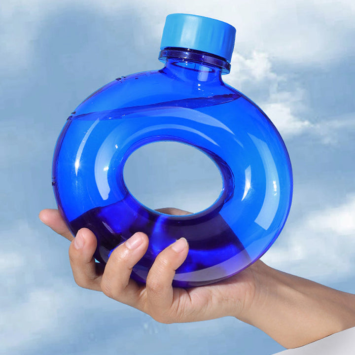 Trendy unisex drikkeflaske i donutform med justerbar stropp. Perfekt for hydrering under trening.
