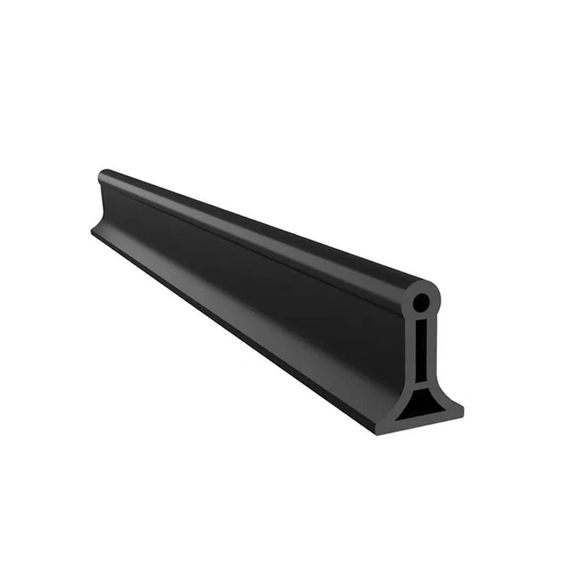 Produktbilde: Rull med fleksibel silikon vannstopper, klar for montering i dusj/kjøkken.