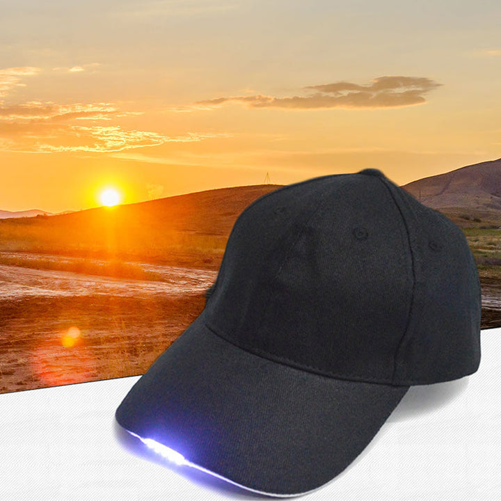 Baseballhette med kraftig USB-oppladbart LED-lys; praktisk sportstilbehør for fritid.