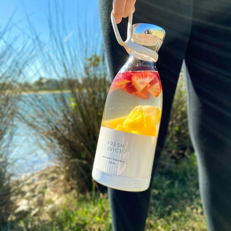 Reiseblender med frukt og bær, klar for å lage en næringsrik smoothie. Ideell for en sunn livsstil.