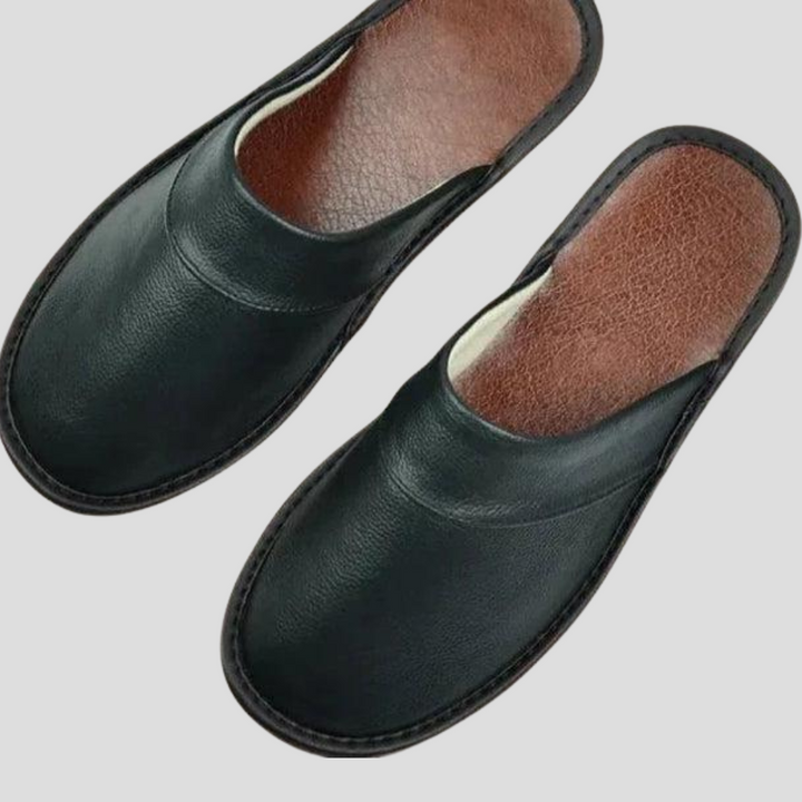 Detalj av myk fotseng i herresandalen, designet for optimal komfort og avslappet bruk hjemme.